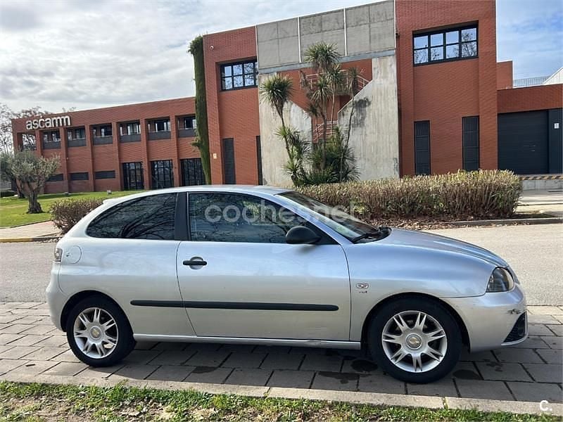 Usado Seat Ibiza Sport 100 CV (73 kW) 2009 Gris / plata Berlina