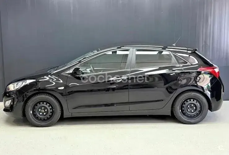Usado Hyundai i30 Base 100 CV (73 kW) 2012 Negro Berlina
