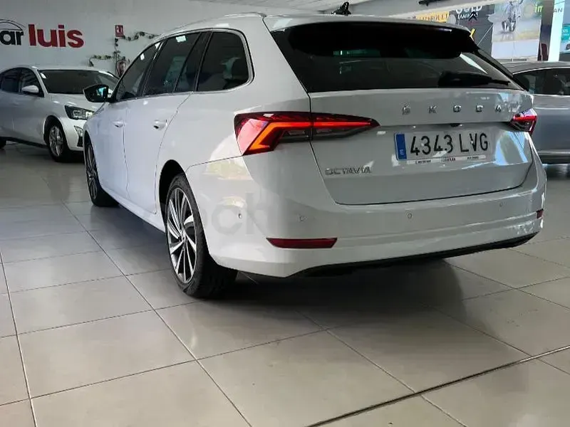 Usado Skoda Octavia Selection 150 CV (110 kW) 2022 Blanco Familiar
