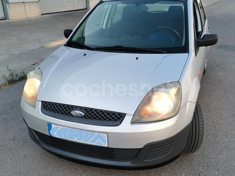 Gris / plata Usado 2009 Ford Fiesta Ambiente Utilitario | 3950 € (Precio justo) - Imagen 1/4