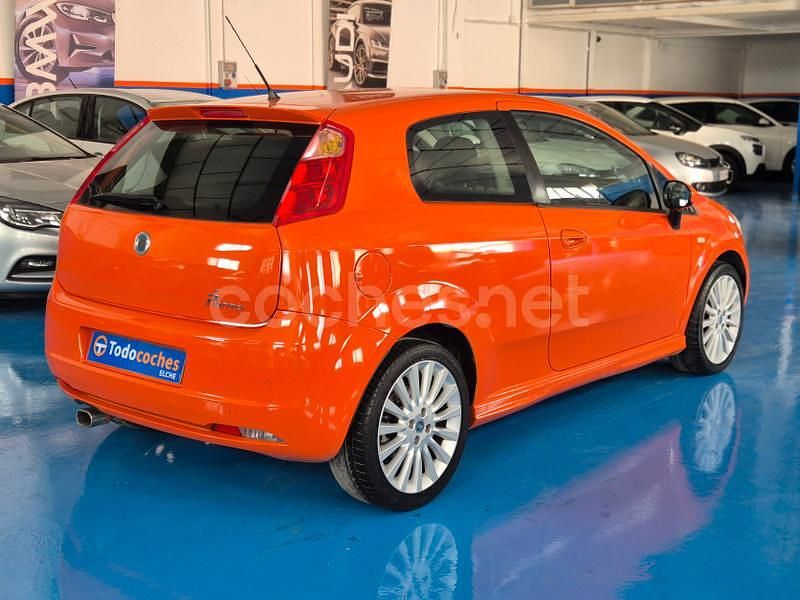 Usado Fiat Punto Sport 95 CV (69 kW) 2009 Naranja Utilitario