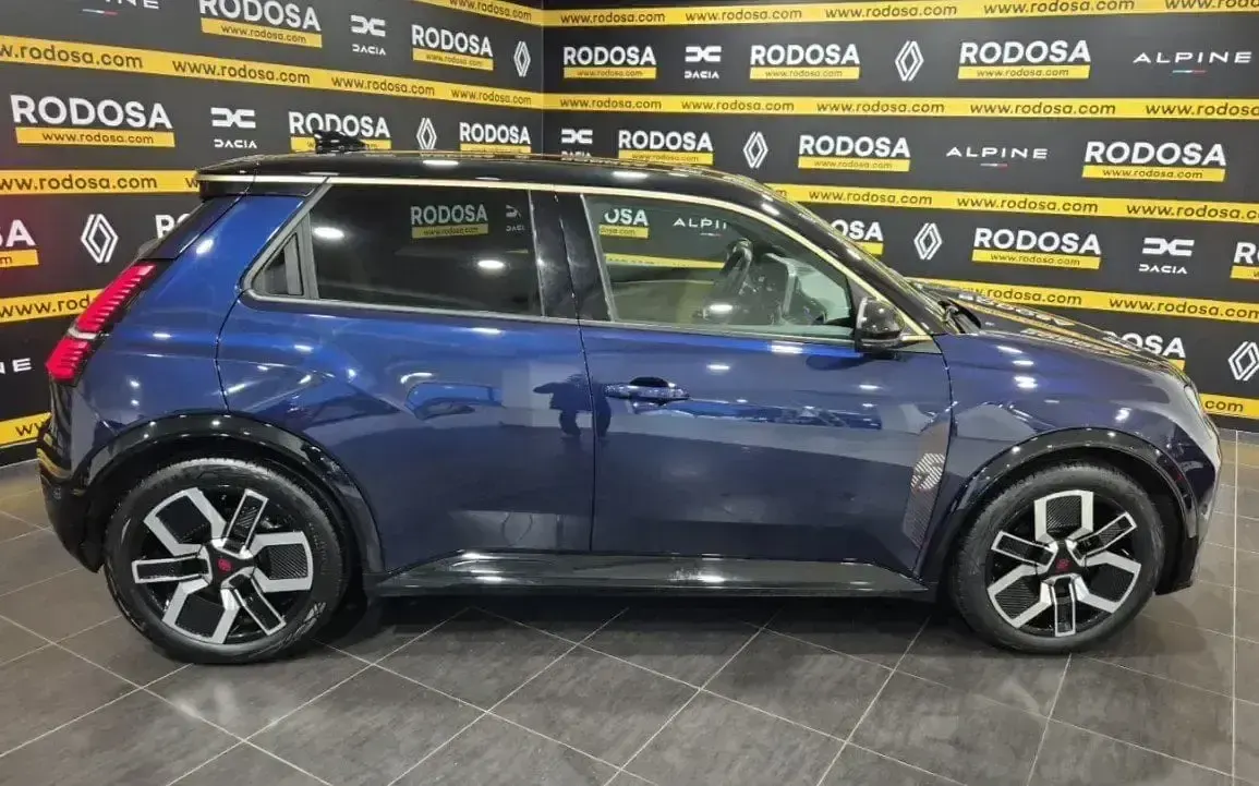 Usado Renault R5 Iconic 110 kW (150 CV) 2024 Azul Utilitario