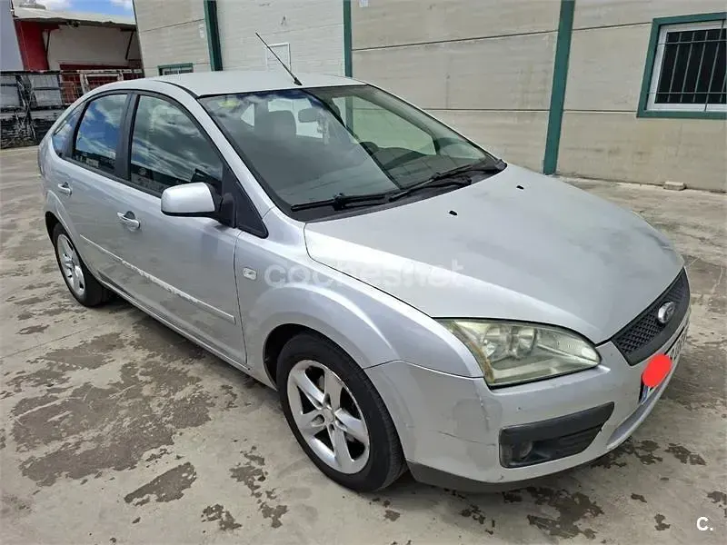 Usado Ford Focus Trend 109 CV (80 kW) 2005 Gris / plata Berlina