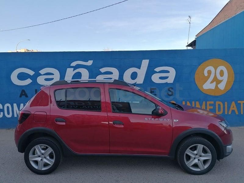 Usado Dacia Sandero Stepway 90 HP (66 kW) 2015 Vermelho Sedan