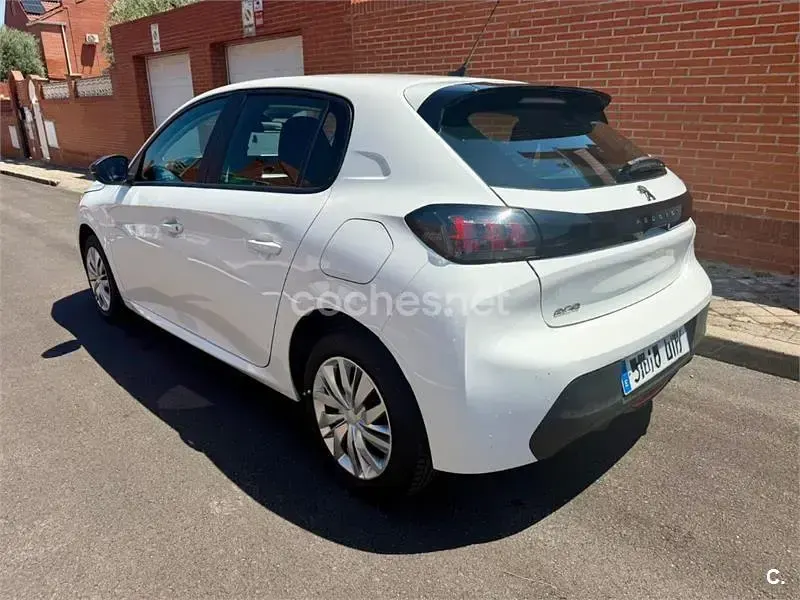 Usado Peugeot 208 Allure 100 CV (73 kW) 2022 Blanco Utilitario