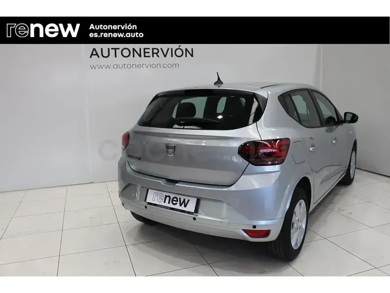 Usado Dacia Sandero Comfort 91 CV (66 kW) 2022 Gris / plata Berlina