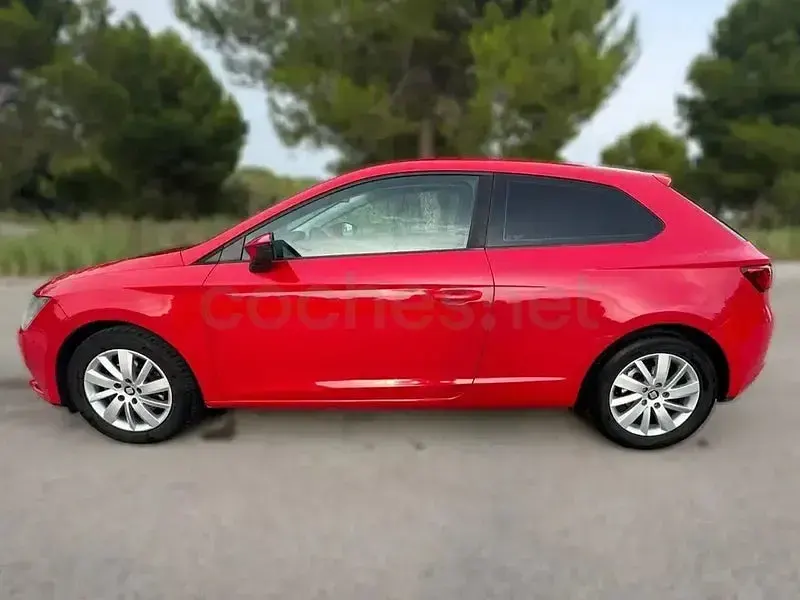 Usado Seat Leon Reference 105 CV (77 kW) 2013 Rojo Berlina