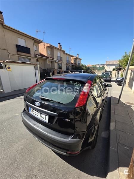 Usado Ford Focus Ghia 109 CV (80 kW) 2005 Negro Berlina