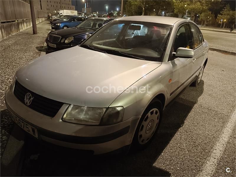 Usado VW Passat 125 CV (91 kW) 1998 Gris / plata Berlina