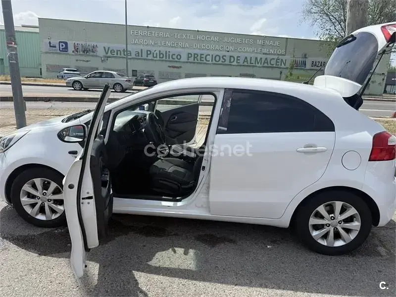 Usado Kia Rio 85 CV (62 kW) 2014 Blanco Berlina