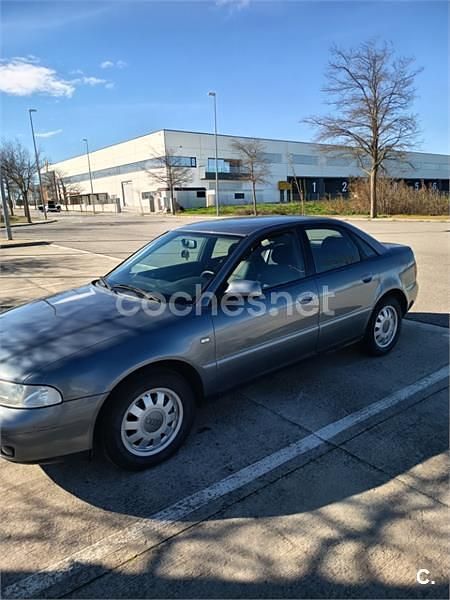 Usado Audi A4 150 CV (110 kW) 1999 Gris / plata Berlina