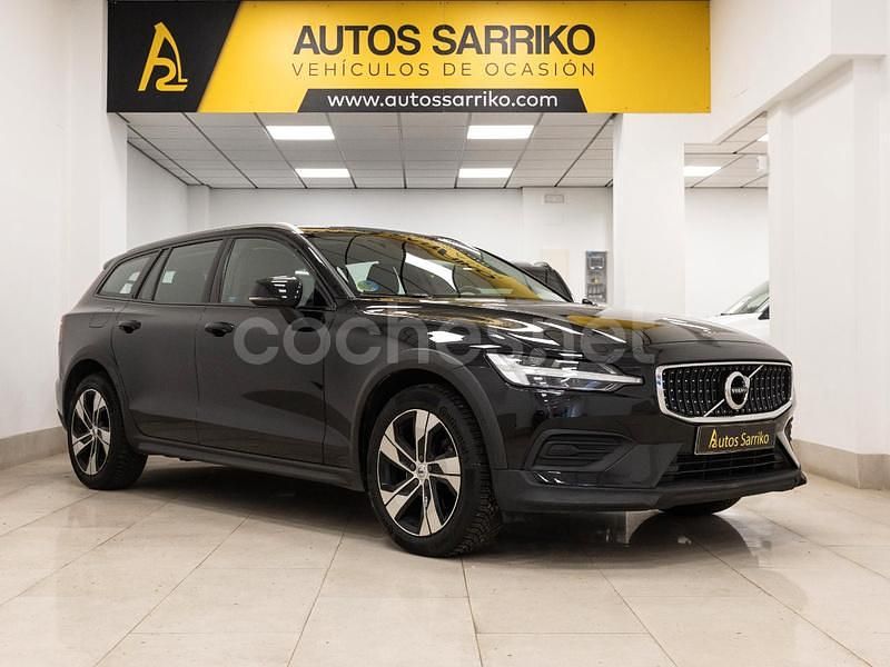 Negro Usado 2021 Volvo V60 CC Pro Familiar | 30.900 € (Un poco caro) - Imagen 1/4