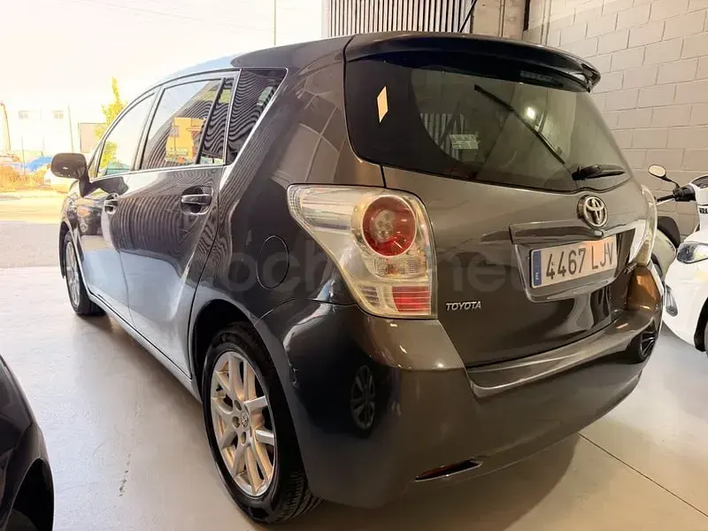 Usado Toyota Verso Live 126 CV (92 kW) 2011 Gris / plata Monovolumen