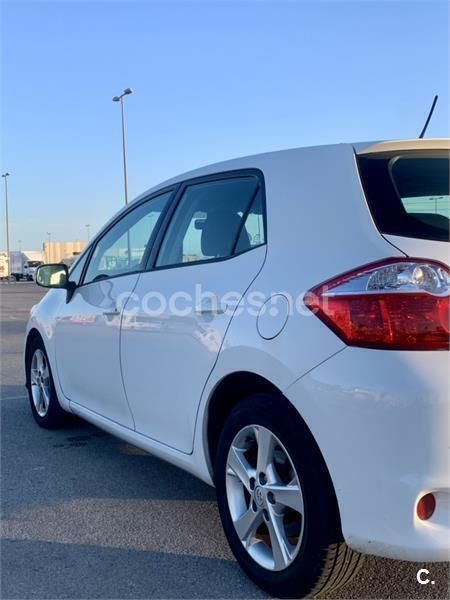 Usado Toyota Auris 90 CV (66 kW) 2010 Blanco Berlina