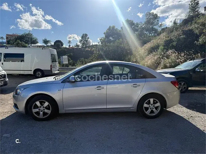 Usado Chevrolet Cruze LS 124 CV (91 kW) 2011 Gris / plata Berlina