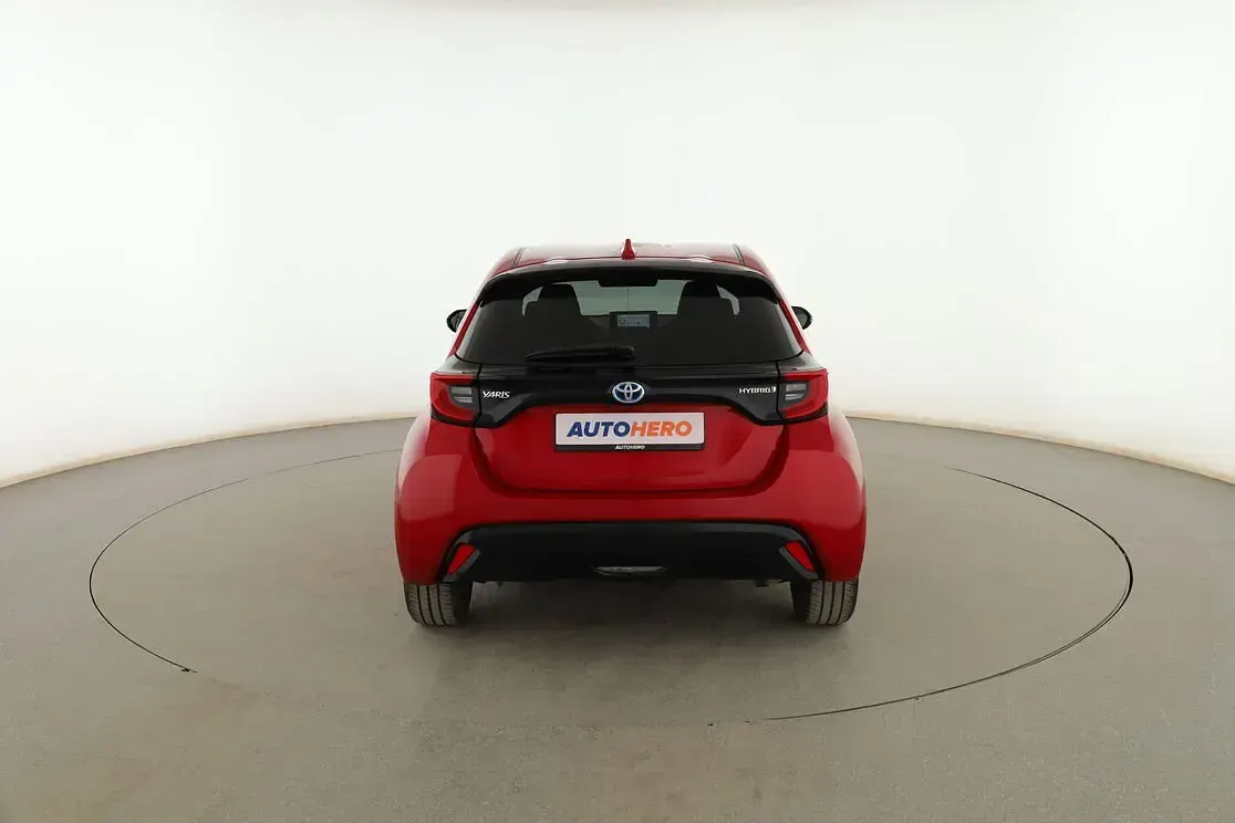 Usado Toyota Yaris Style 116 CV (85 kW) 2023 Rojo Utilitario