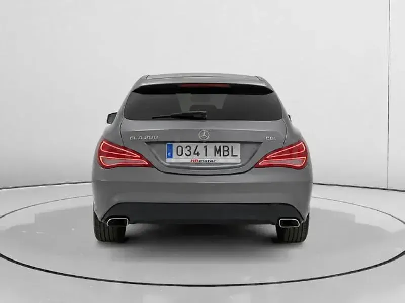 Usado Mercedes CLA200 Shooting Brake 136 CV (100 kW) 2015 Gris / plata Familiar