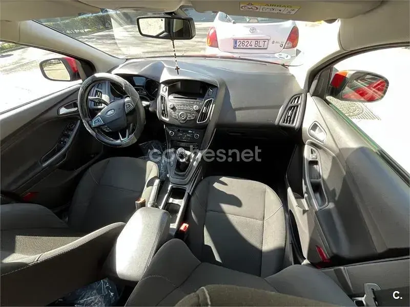 Usado Ford Focus Trend 125 CV (91 kW) 2015 Rojo Berlina
