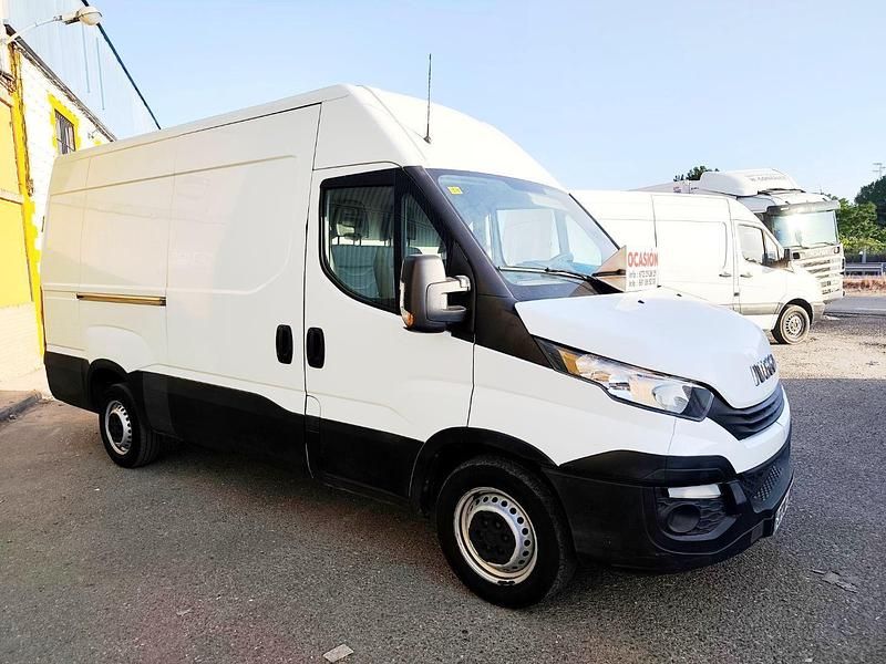 Blanco Usado 2017 Iveco Daily Berlina | 17.499 € - Imagen 1/4