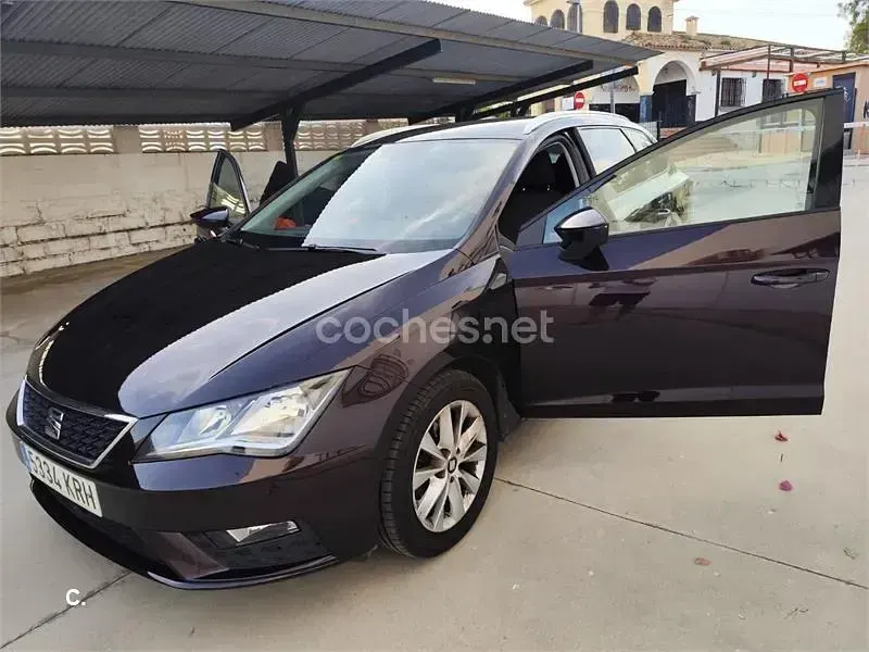 Usado Seat Leon ST Style 110 CV (80 kW) 2018 Violeta / lila Familiar