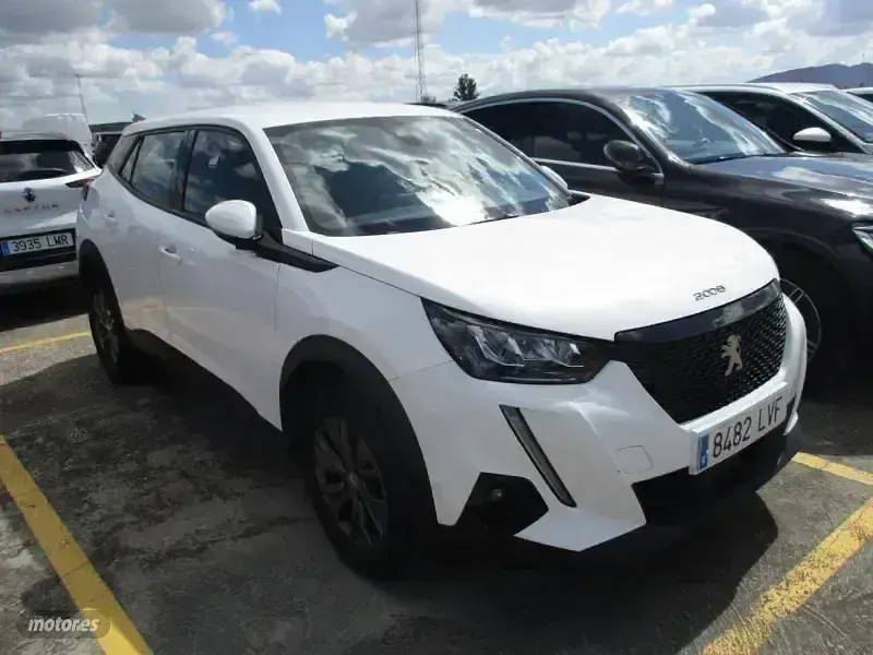 Usado Peugeot 2008 Active 110 CV (80 kW) 2021 Blanco SUV