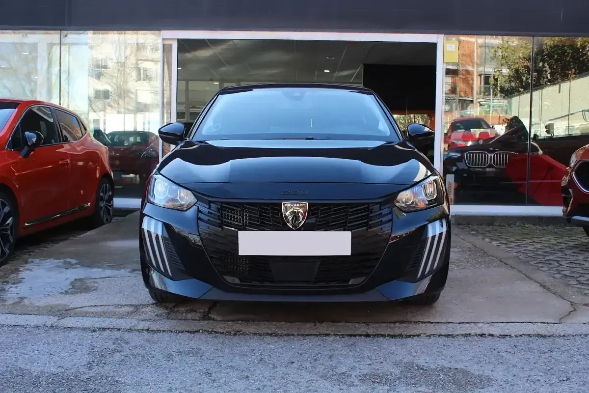 Usado Peugeot 208 Allure 101 CV (74 kW) 2025 Negro Utilitario