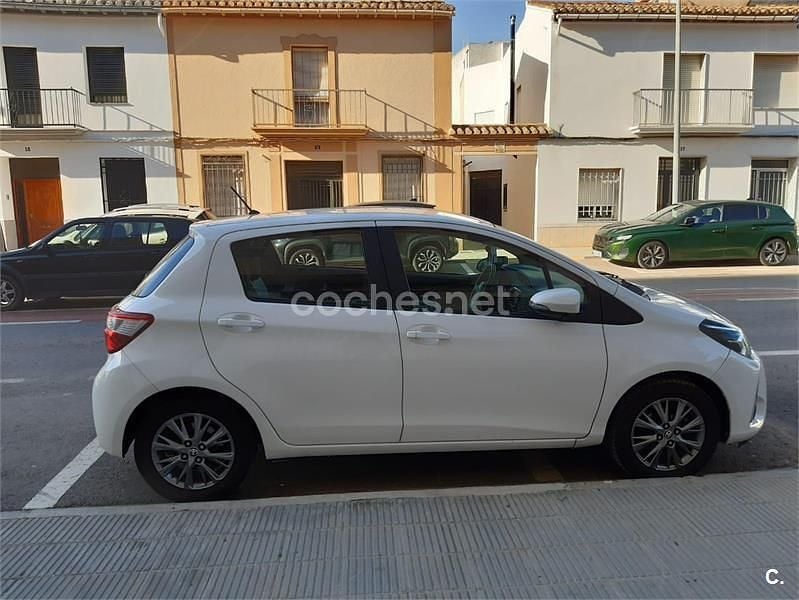 Usado Toyota Yaris Active 69 CV (50 kW) 2018 Blanco Berlina