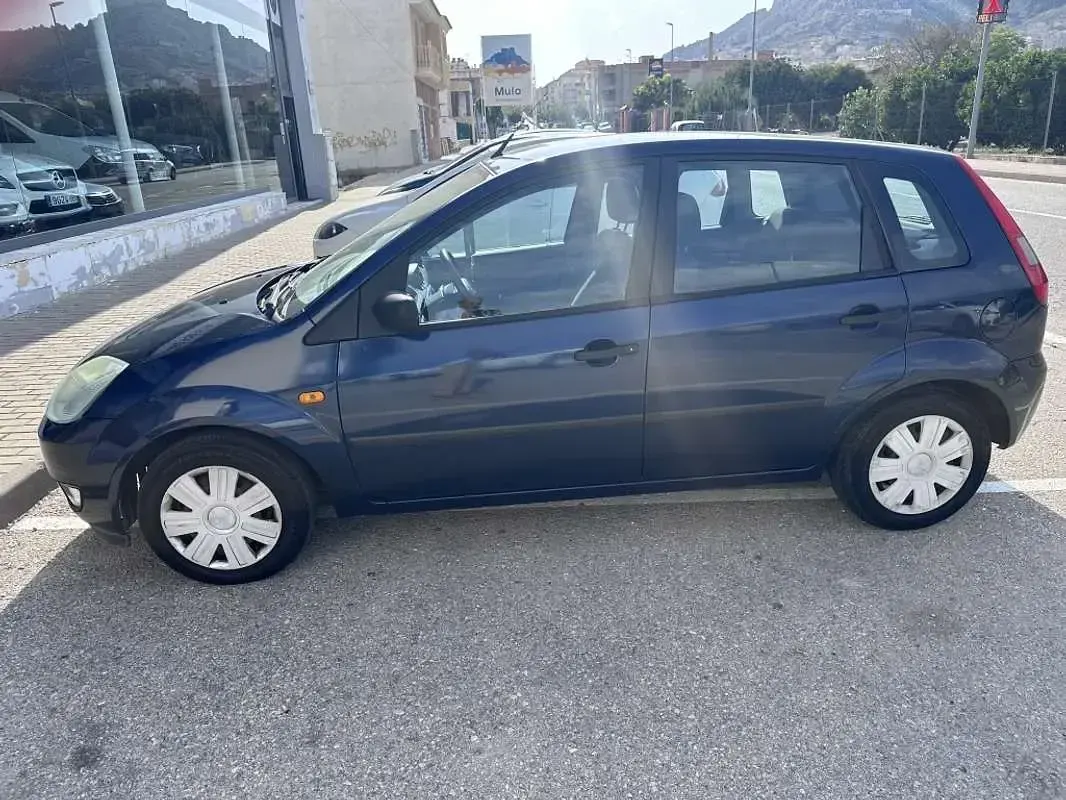 Usado Ford Fiesta Trend 80 CV (58 kW) 2003 Azul Utilitario