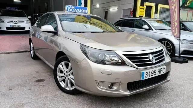 Usado Renault Latitude Expression 150 CV (110 kW) 2011 Marrón Berlina