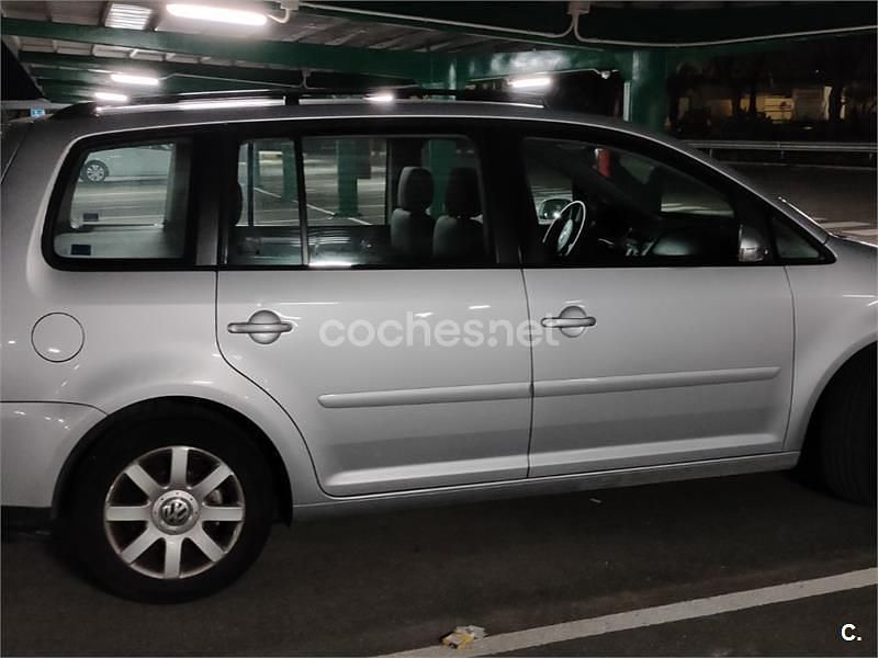 Usado VW Touran Trendline 136 CV (100 kW) 2004 Gris / plata Monovolumen
