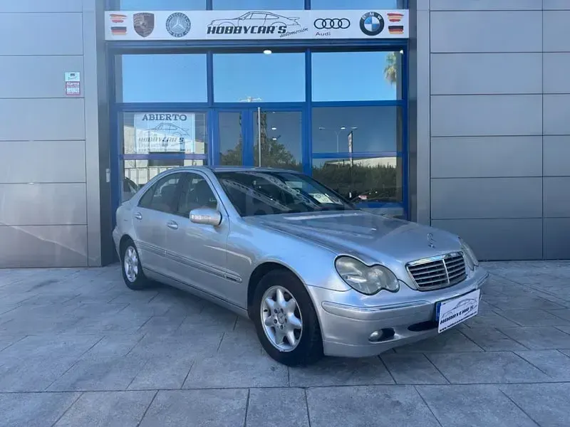 Usado Mercedes C200 Elegance 122 CV (89 kW) 2004 Gris / plata Berlina