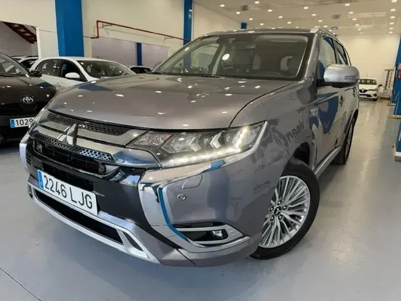 Usado Mitsubishi Outlander P-HEV 224 CV (164 kW) 2020 Gris / plata SUV