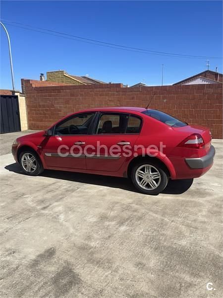 Usado Renault Mégane II Privilege 100 CV (73 kW) 2005 Rojo Berlina