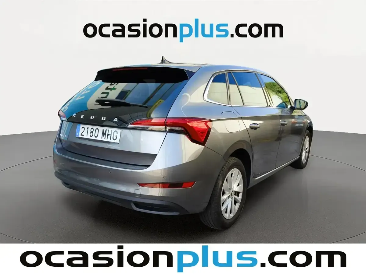 Usado Skoda Scala Ambition 110 CV (80 kW) 2023 Gris Utilitario
