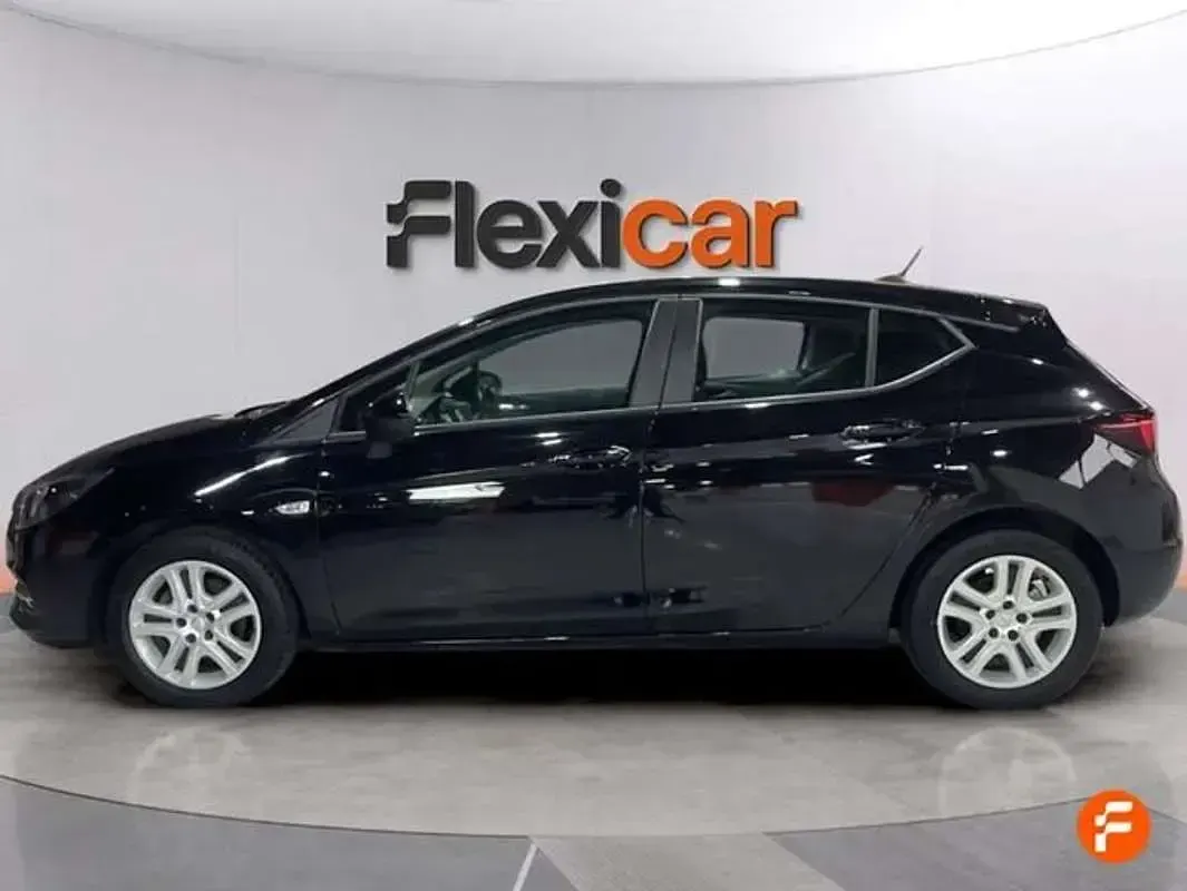 Usado Opel Astra Business 122 CV (89 kW) 2021 Negro Familiar
