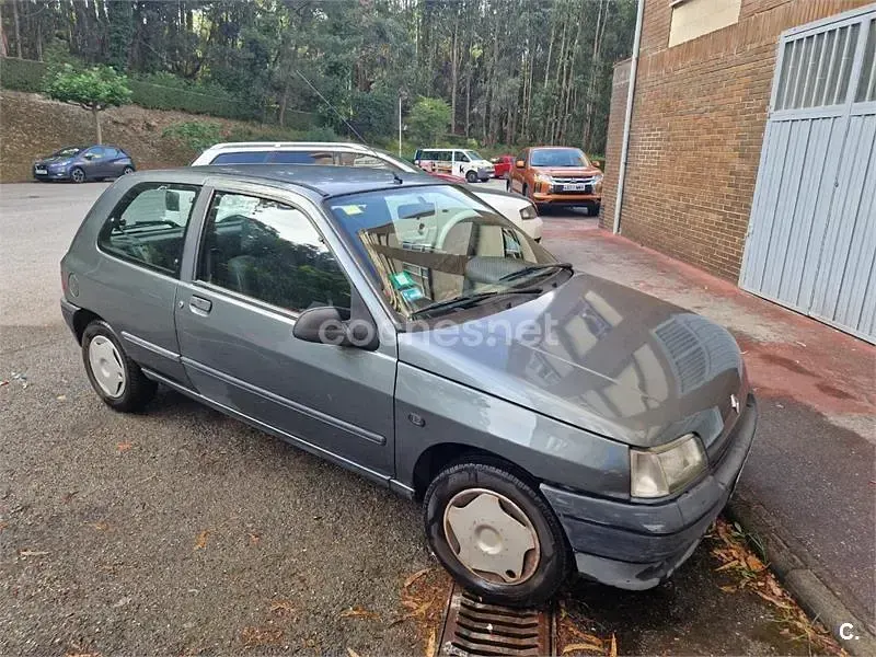 Usado Renault Clio 60 CV (44 kW) 1993 Gris / plata Utilitario