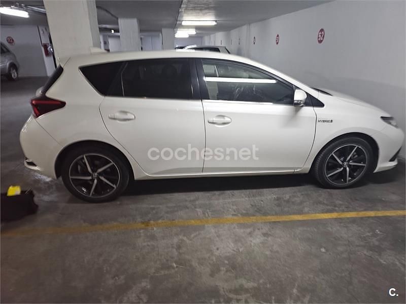 Usado Toyota Auris Hybrid Edition 136 CV (100 kW) 2018 Blanco Berlina