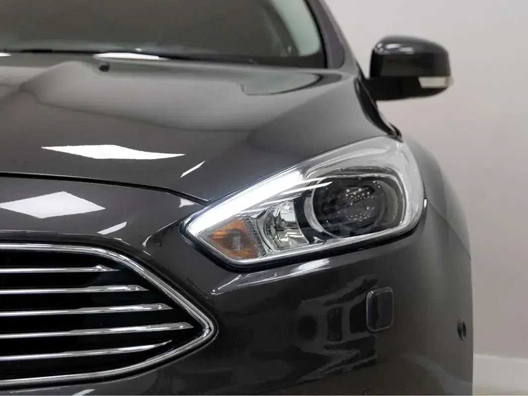 Usado Ford Focus Titanium 125 CV (91 kW) 2017 Gris Utilitario