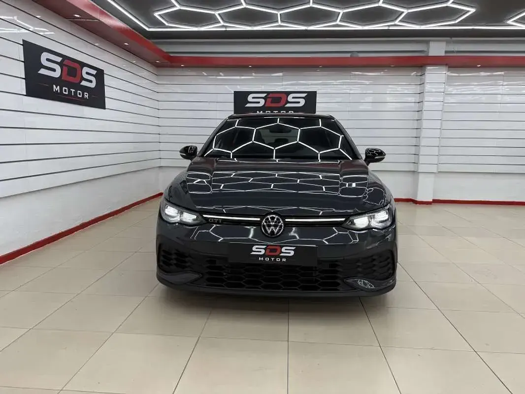 Usado VW Golf VIII GTI 301 CV (221 kW) 2024 Gris Utilitario