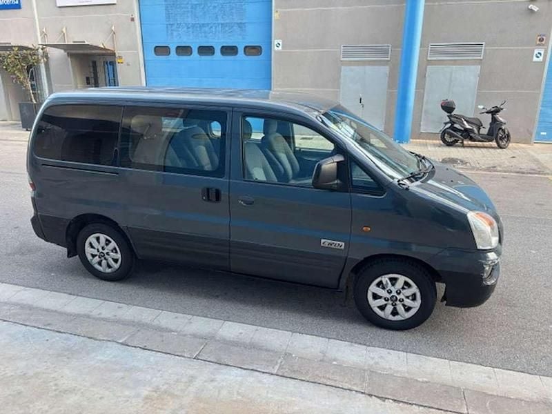 Usado Hyundai H-1 140 CV (102 kW) 2006 Gris / plata Monovolumen