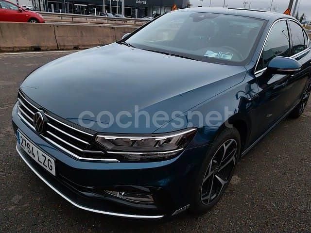 Azul Usado 2022 VW Passat R-line Berlina | 16.990 € (Precio justo) - Imagen 1/4