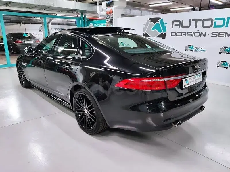 Usado Jaguar XF R-Sport 300 CV (220 kW) 2017 Negro Berlina