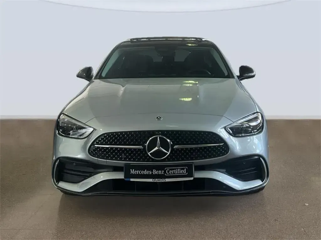 Usado Mercedes C300e 313 CV (230 kW) 2025 Plata hightec Berlina