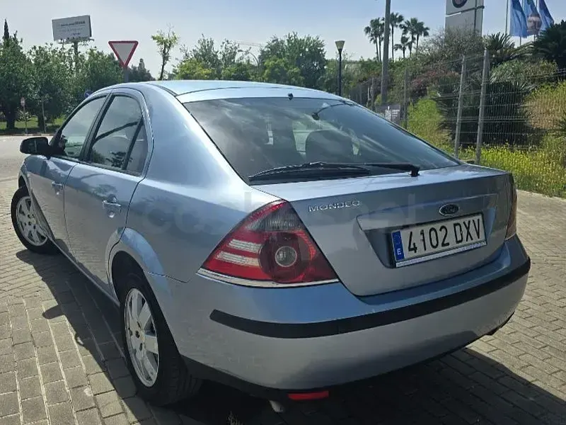 Usado Ford Mondeo Trend 130 CV (95 kW) 2006 Azul Berlina