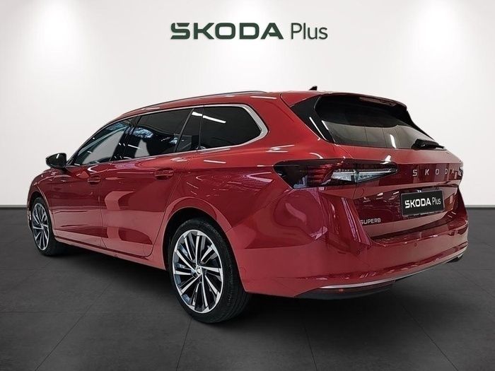 Rojo Usado 2024 Skoda Superb LAURIN & KLEMENT Familiar | 40.990 € (Un poco caro) - Imagen 1/4
