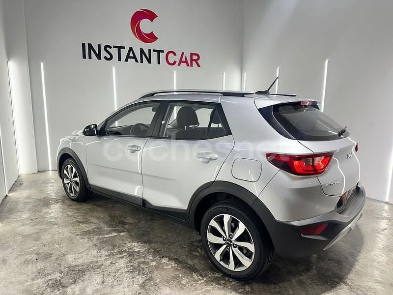 Usado Kia Stonic 100 CV (73 kW) 2022 Gris / plata SUV