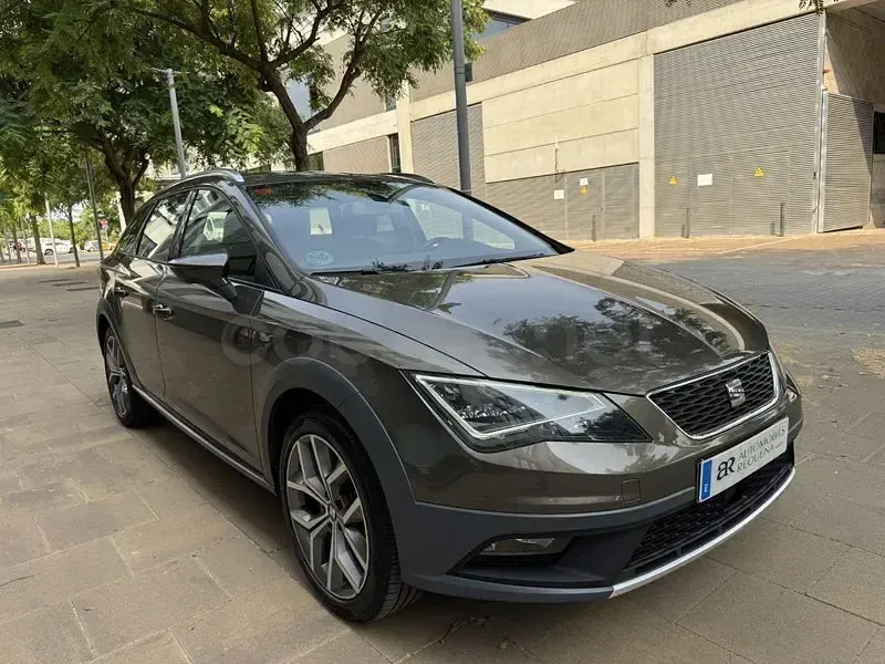 Usado Seat Leon 4Drive 150 CV (110 kW) 2015 Marrón Familiar
