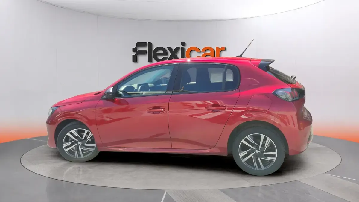 Usado Peugeot 208 Allure 101 CV (74 kW) 2023 Rojo Utilitario