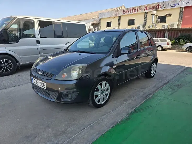 Usado Ford Fiesta Ambiente 68 CV (50 kW) 2008 Gris / plata Utilitario