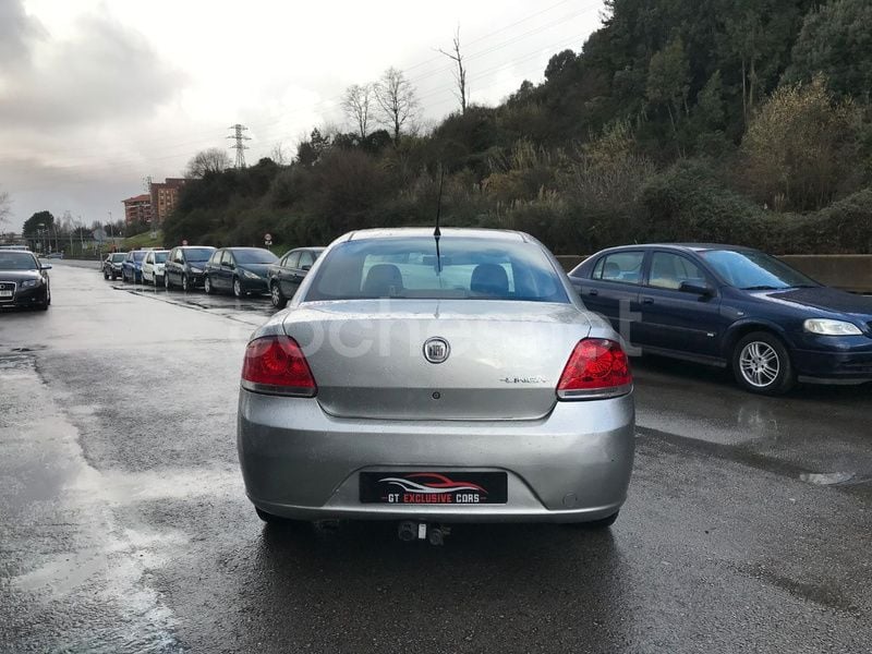 Usado Fiat Linea Active 90 CV (66 kW) 2008 Gris / plata Berlina